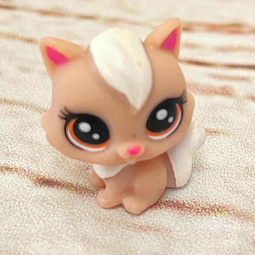 HASBRO Littlest Pet Shop Teeniest Tiniest Tan White Fox Pink Ears Figure